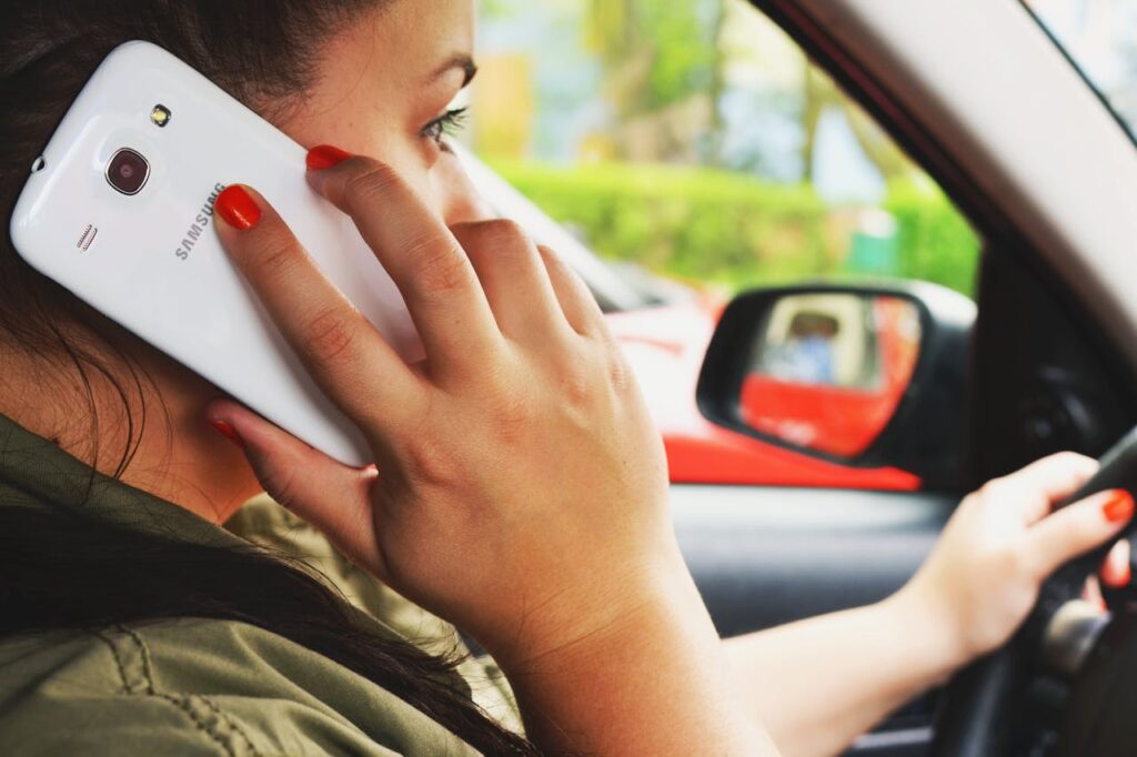 silent radars dubai - driving while using a mobile phone