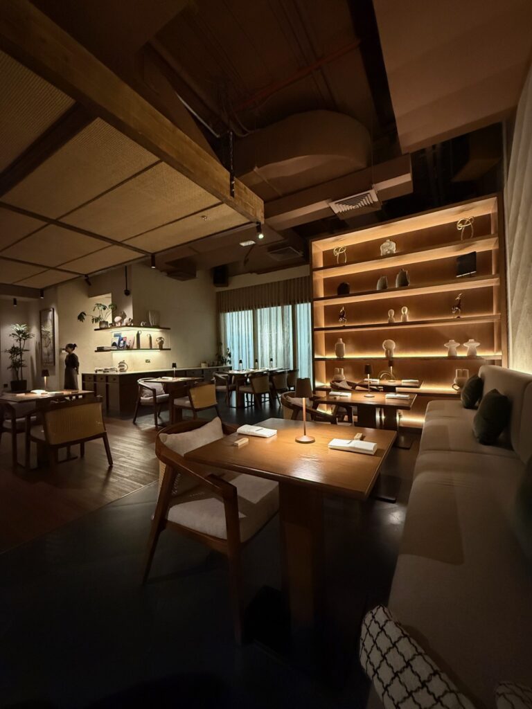 Manao Restaurant Interior