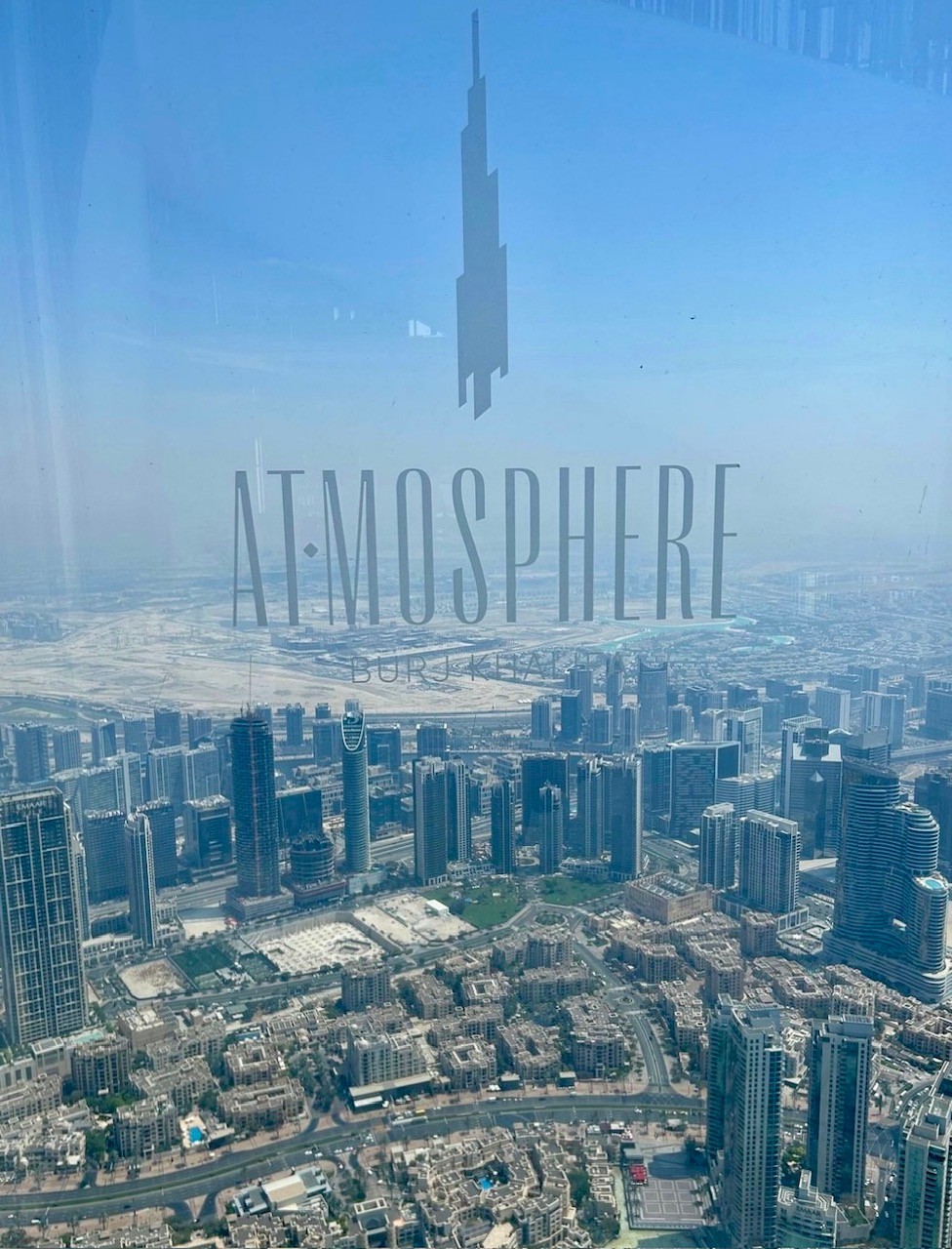 Atmosphere Burj Khalifa sign and view